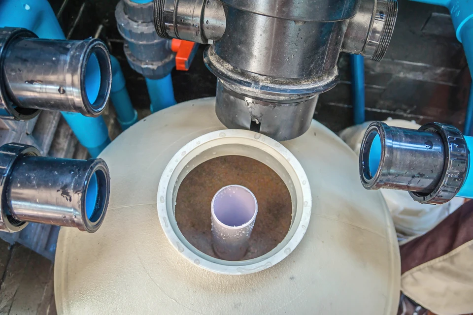 Intérieur d'atelier industriel avec équipement de filtration d'eau