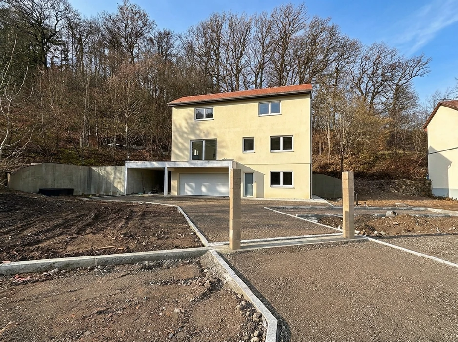 Maison individuelle neuve à enduit jaune clair, toiture tuiles rouge, deux niveaux