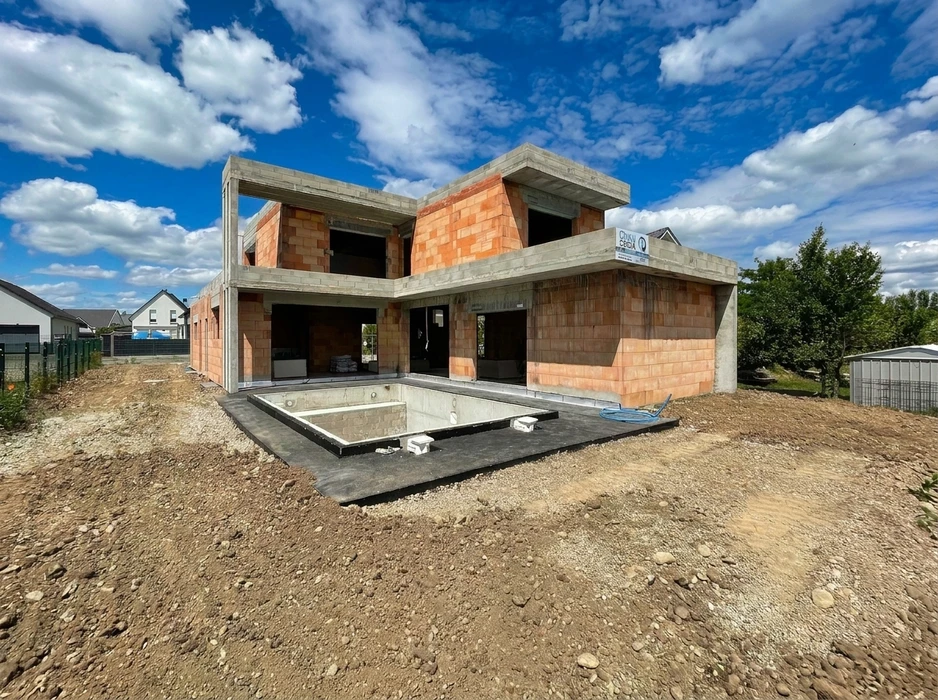 Maison individuelle en cours de construction, vue extérieure