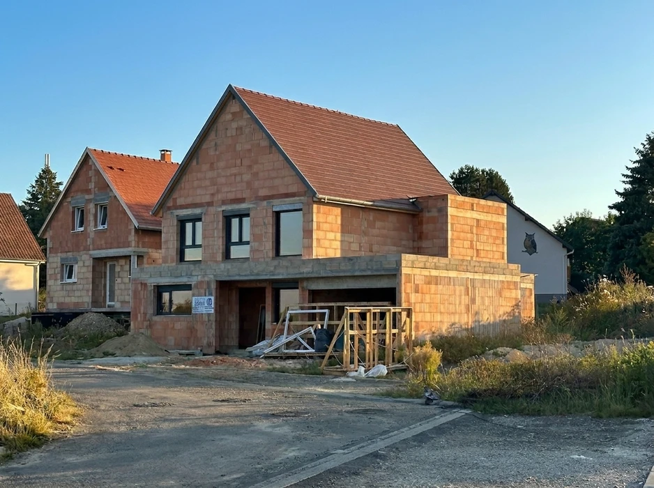 Chantier de construction résidentielle avec maisons individuelles en cours d'édification