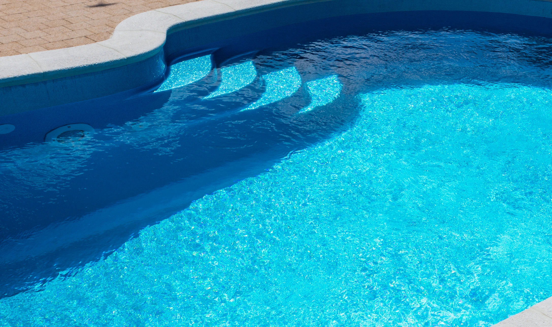 Piscine extérieure avec système d'enroulement de bâche à bulles