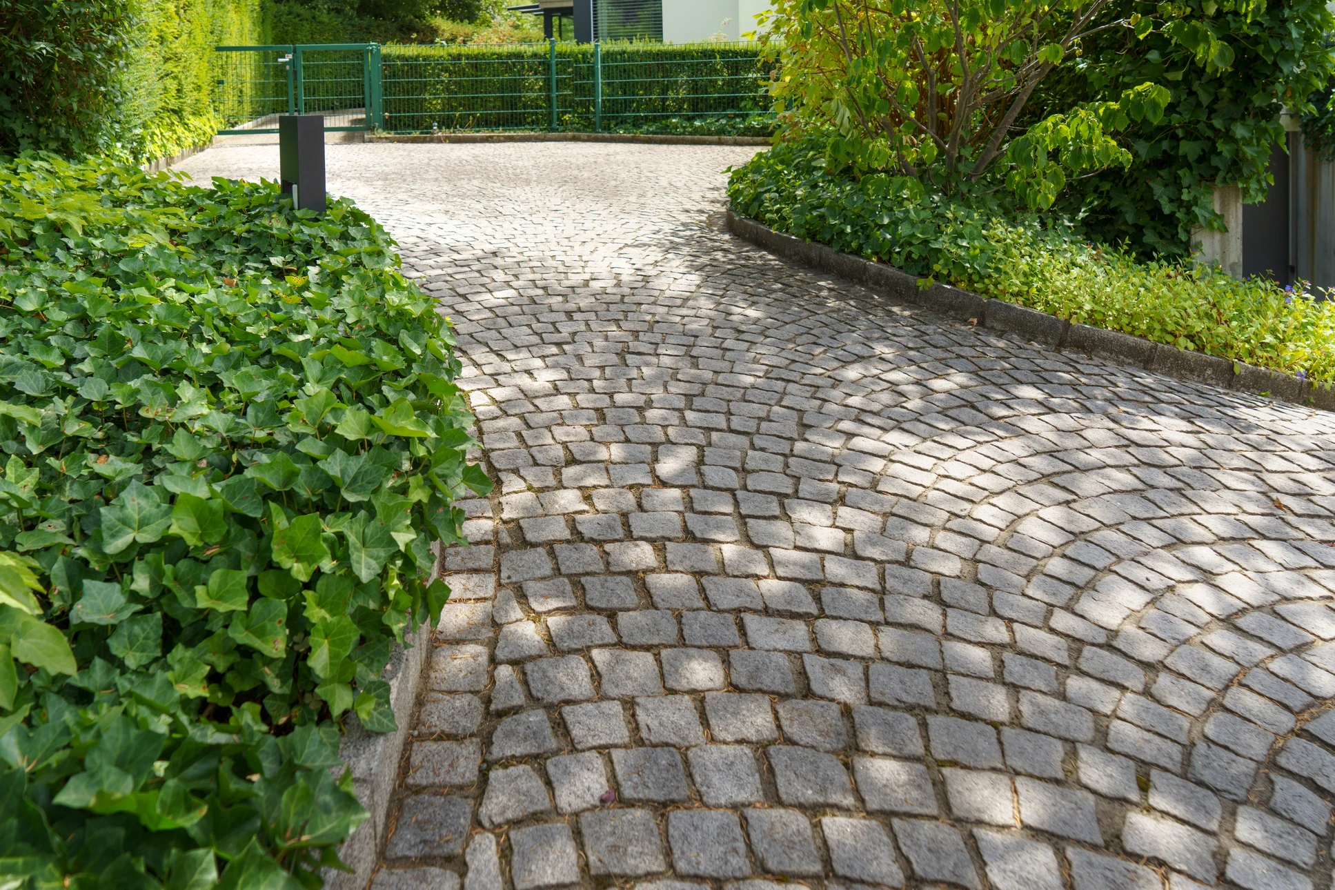 Terrasse extérieure moderne avec dalles en béton gris clair disposées en motif géométrique régulier
