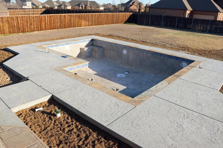 Faut-il un chantier clé en main pour une piscine en béton à Mulhouse ?
